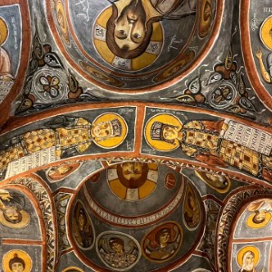 L'église sombre ("Dark Church", "Karanlık Kilise") est l'église rupestre la plus célèbre de Cappadoce.  Elle se trouve à l'intérieur du musée en plein air de Göreme et témoigne de la présence chrétienne au milieu du XIe siècle. Après de nombreuses allées et venues - et bien des péripéties - les peintures ont été restaurées dans les annees 1980. #turkey #cappadocia #göreme